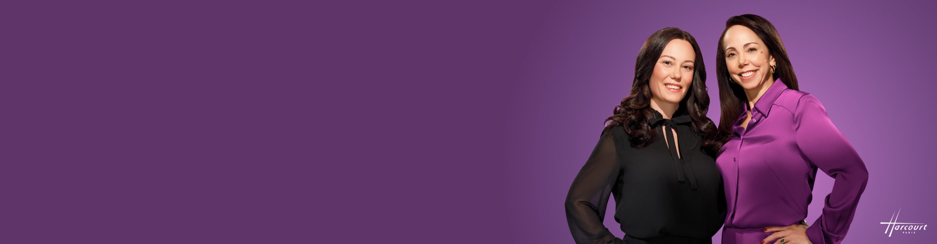 Femme en chemise violette de profil sur fond violet