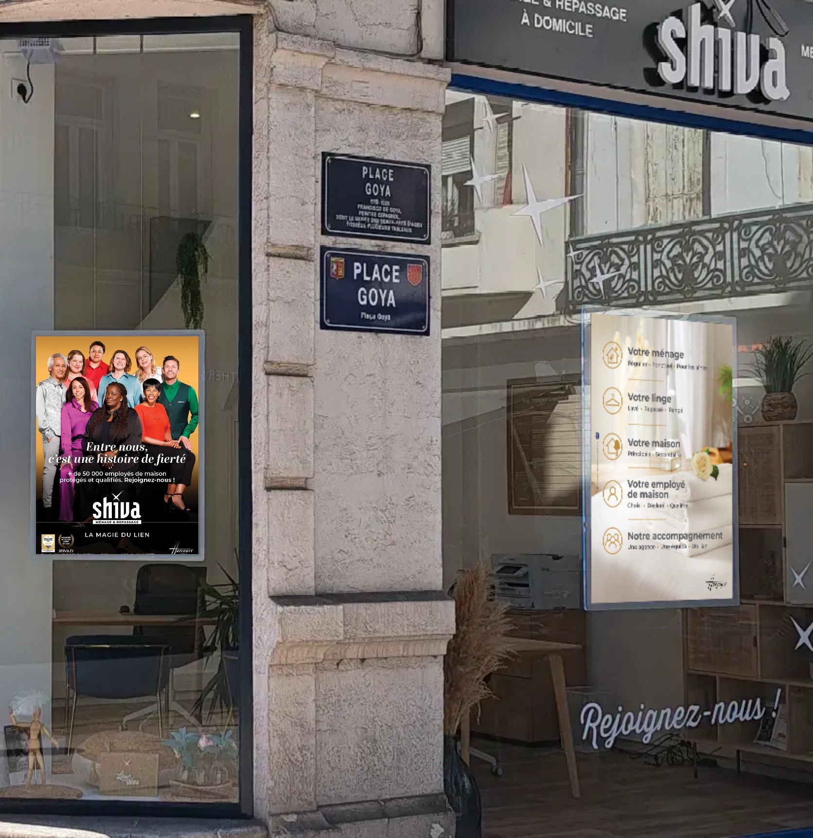 Devanture magasin Shiva place Goya à Paris avec affiches de recrutement