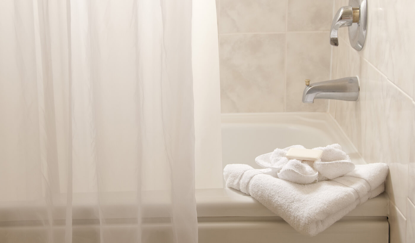 Comment nettoyer votre rideau de douche ? Les astuces Shiva pour une salle de bain fraîche et impeccable